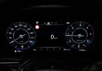 Подержанный автомобиль Kia Carnival 2023 года (12 фото)