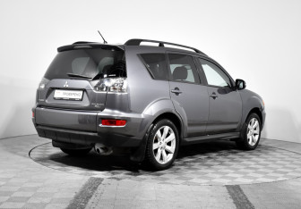 Подержанный автомобиль Mitsubishi Outlander 2012 года (5 фото)