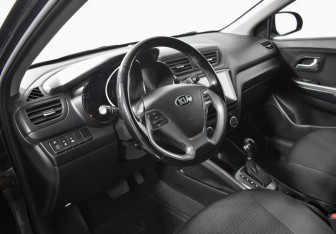 Подержанный автомобиль Kia Rio Sedan 2015 года (9 фото)