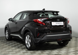 Подержанный автомобиль Toyota C-HR 2019 года (7 фото)