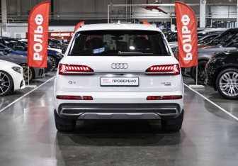 Подержанный автомобиль Audi Q7 2021 года (9 фото)
