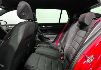 Подержанный автомобиль Volkswagen Golf R Hatchback 2019 года (13 фото)