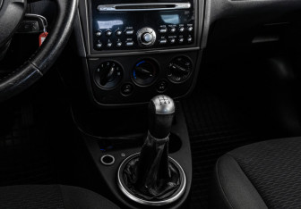 Подержанный автомобиль Ford Fiesta Hatchback 2007 года (13 фото)