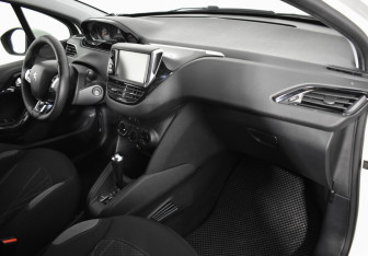 Подержанный автомобиль Peugeot 208 2013 года (12 фото)