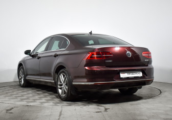 Подержанный автомобиль Volkswagen Passat Sedan 2017 года (7 фото)
