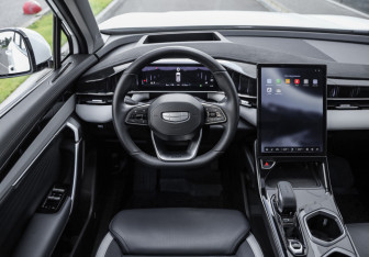 Подержанный автомобиль Geely Atlas 2024 года (14 фото)