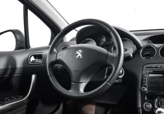 Подержанный автомобиль Peugeot 408 2013 года (15 фото)