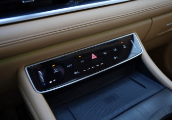 Подержанный автомобиль Voyah Dream 2023 года (20 фото)