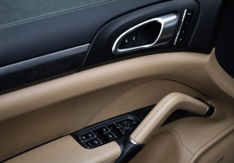 Подержанный автомобиль Porsche Cayenne 2014 года (15 фото)