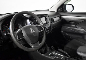 Подержанный автомобиль Mitsubishi Outlander 2013 года (9 фото)