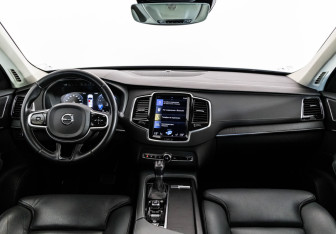 Подержанный автомобиль Volvo XC90 2019 года (12 фото)