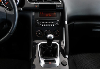 Подержанный автомобиль Peugeot 3008 2011 года (11 фото)