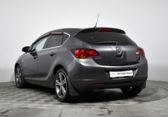 Подержанный автомобиль Opel Astra Hatchback 2012 года (7 фото)