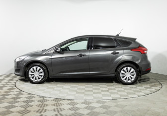 Подержанный автомобиль Ford Focus Hatchback 2017 года (8 фото)