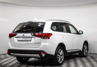 Подержанный автомобиль Mitsubishi Outlander 2016 года (5 фото)