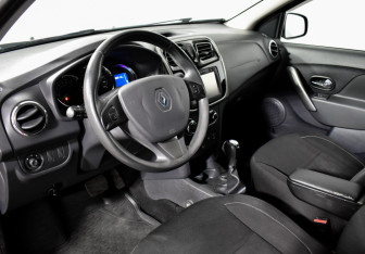 Подержанный автомобиль Renault Sandero 2016 года (9 фото)