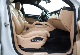 Подержанный автомобиль Porsche Cayenne 2020 года (30 фото)