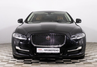 Подержанный автомобиль Jaguar XJ 2016 года (10 фото)