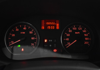 Подержанный автомобиль Renault Sandero 2013 года (18 фото)