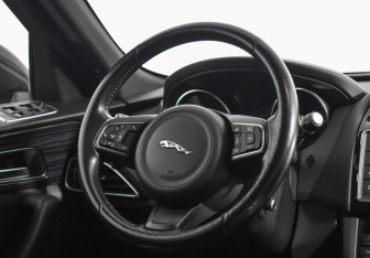 Подержанный автомобиль Jaguar F-Pace 2017 года (14 фото)