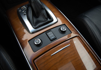 Подержанный автомобиль Infiniti QX70 2013 года (15 фото)