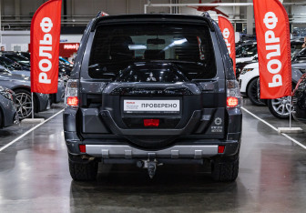 Подержанный автомобиль Mitsubishi Pajero 2017 года (7 фото)