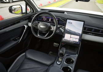 Подержанный автомобиль Geely Atlas 2023 года (10 фото)