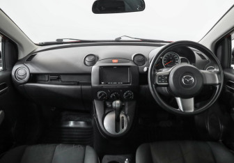 Подержанный автомобиль Mazda Demio 2012 года (10 фото)