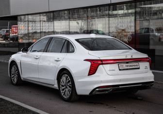 Подержанный автомобиль Hongqi H5 2023 года (10 фото)