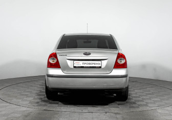 Подержанный автомобиль Ford Focus Sedan 2006 года (6 фото)