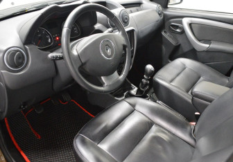 Подержанный автомобиль Renault Duster 2012 года (10 фото)