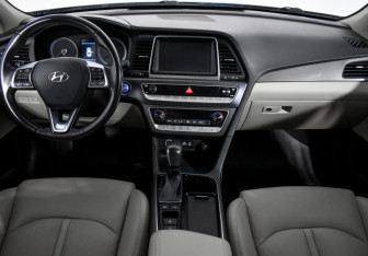 Подержанный автомобиль Hyundai Sonata 2018 года (16 фото)
