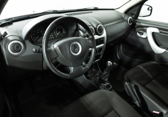 Подержанный автомобиль Renault Sandero 2011 года (11 фото)