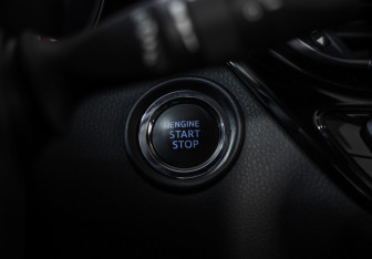 Подержанный автомобиль Toyota C-HR 2024 года (18 фото)