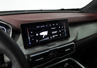 Подержанный автомобиль Geely Coolray 2023 года (18 фото)
