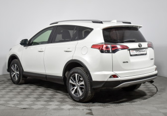 Подержанный автомобиль Toyota RAV4 2017 года (7 фото)