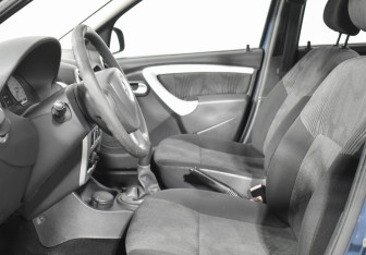 Подержанный автомобиль Renault Logan Sedan 2010 года (10 фото)