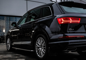 Подержанный автомобиль Audi Q7 2016 года (11 фото)