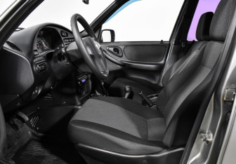 Подержанный автомобиль Chevrolet Niva 2011 года (10 фото)