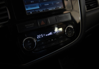Подержанный автомобиль Mitsubishi Outlander 2013 года (14 фото)