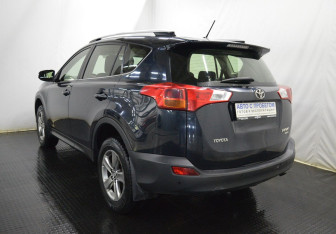 Подержанный автомобиль Toyota RAV4 2015 года (7 фото)