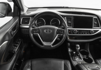 Подержанный автомобиль Toyota Highlander 2018 года (11 фото)