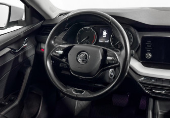 Подержанный автомобиль Skoda Octavia Wagon 2021 года (14 фото)