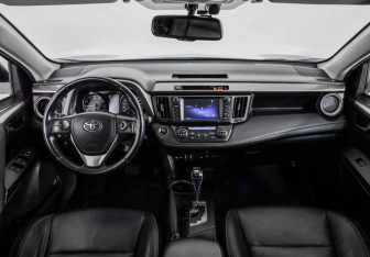 Подержанный автомобиль Toyota RAV4 2016 года (10 фото)
