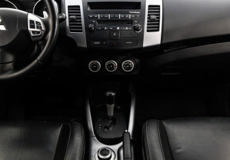 Подержанный автомобиль Mitsubishi Outlander 2007 года (12 фото)