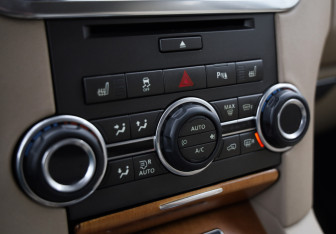 Подержанный автомобиль Land Rover Discovery 2013 года (20 фото)