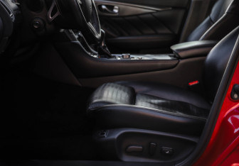 Подержанный автомобиль Infiniti Q50 2016 года (26 фото)