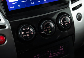 Подержанный автомобиль Mitsubishi Pajero Sport 2011 года (16 фото)