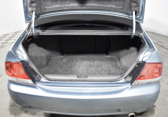 Подержанный автомобиль Mitsubishi Lancer Sedan 2006 года (18 фото)