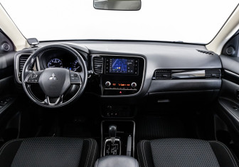 Подержанный автомобиль Mitsubishi Outlander 2021 года (10 фото)